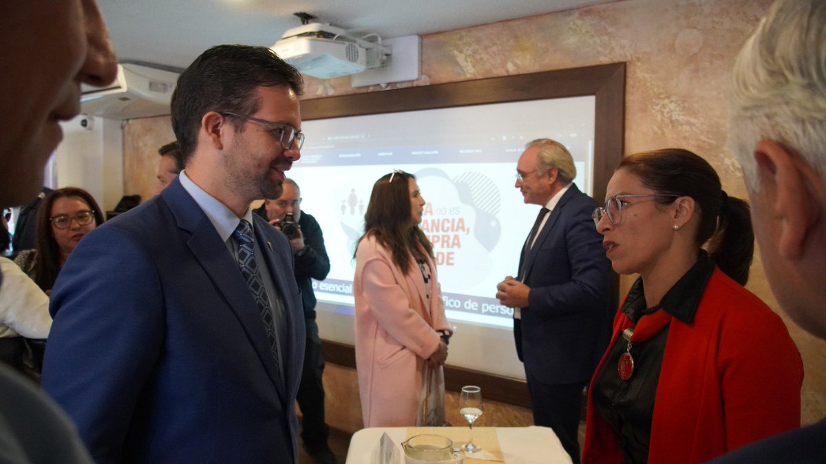 Emb. en Bolivia tweet media