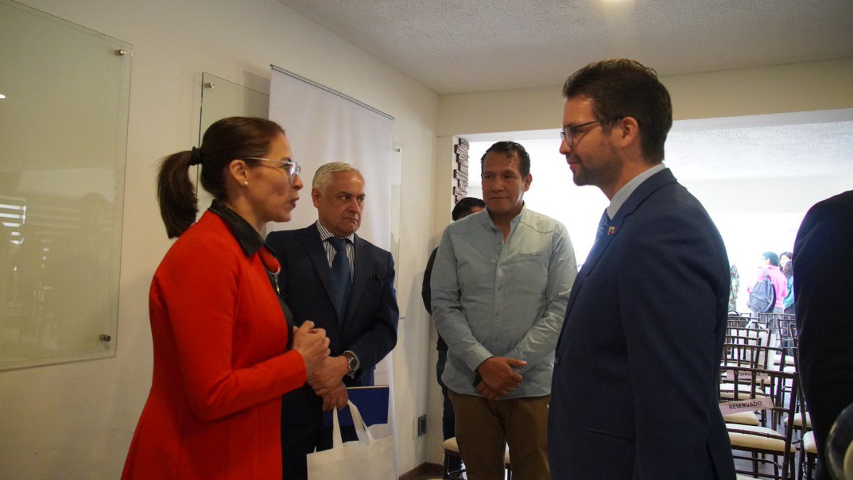 Emb. en Bolivia tweet media