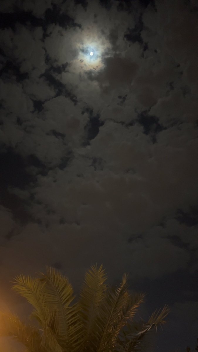 "طلتك مثل القمر بين الغيوم 
مالك شبيه الا القمر في طلوعه."