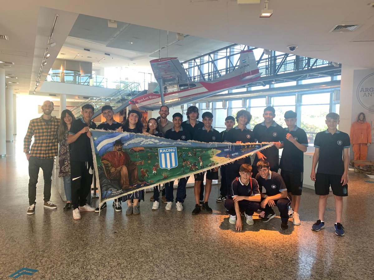 🇦🇷 El sábado 19 a las 15h te esperamos en la Fan Zone con <a href="/dderacingclub/">Racing Eventos 🎓</a>  para que puedas fotografiarte con el Banderín del Gaucho Rivero, que hicimos con <a href="/MuseoMalvinas/">Museo Malvinas e Islas del Atlántico Sur</a> 

🎨María Colores Lozza Fóster 👏👏👏