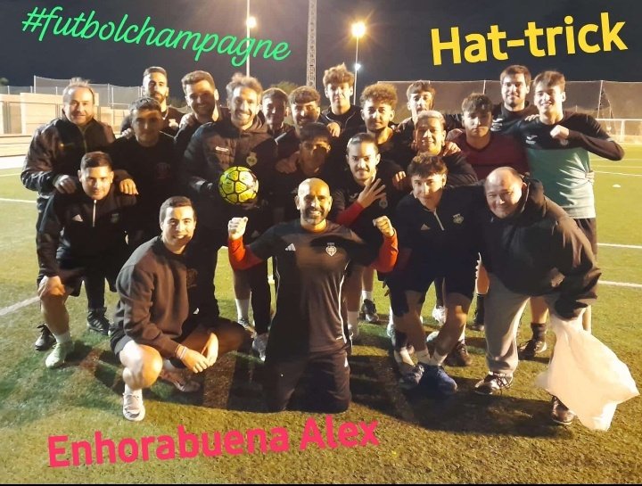 Morante06's tweet photo. Primer hat-trick de la temporada de la @EscFutVicalvaro. Balón firmado por todos. Muchas felicidades Alex, a ver quién es el siguiente.
#futbolchampagne
#Aupasoci https://t.co/x9rDSVU3rT