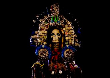 マドリナは司祭ではない
サンタムエルテに祈りを届ける為にあなたとサンタムエルテを繋ぐ存在です

私はサンタムエルテに仕える、サンタムエルテの娘

蝋燭に火を灯し、香を炊き、タバコの煙を吐きかけ、テキーラを注いで祈りを捧げる者

特別な存在ではない、私はあなたとサンタムエルテを繋ぐツール