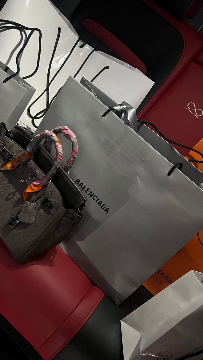 maliinurahum's tweet photo. HIBERNATING N GETTING MONEY #OCTOBAG https://t.co/jodQNOv7Kb