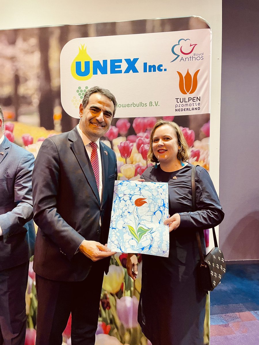 Fun evening with Canadian and international tulip enthusiasts, festival organizers and horticulturalists who were in The Hague for the Tulip World Summit. It was the perfect occasion to highlight the tulip as a special symbol of Canadian and Dutch friendship 🌷🇨🇦🇳🇱