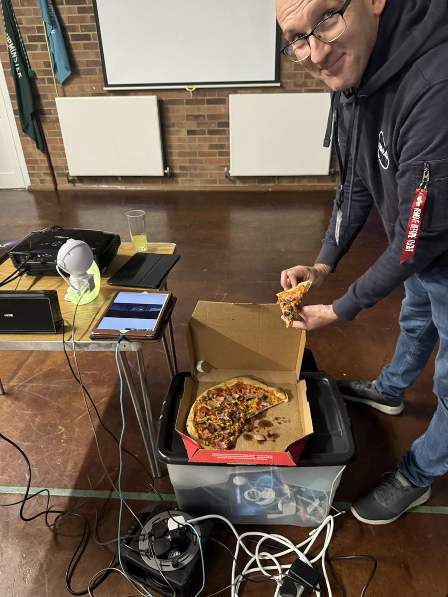<a href="/Andydownman/">Andy Downman</a> and <a href="/UkBlakey/">Blakey🏎💨🛩🚀🔭☔️</a> were at Upminster Scouts tonight helping them achieve their astronomy badge. 

Andy managed to view and image the comet whilst setting up 🔭

Inside Paul talked to the scouts, and even if he didn’t manage to see the ☄️ he got the lions share of the 🍕😂