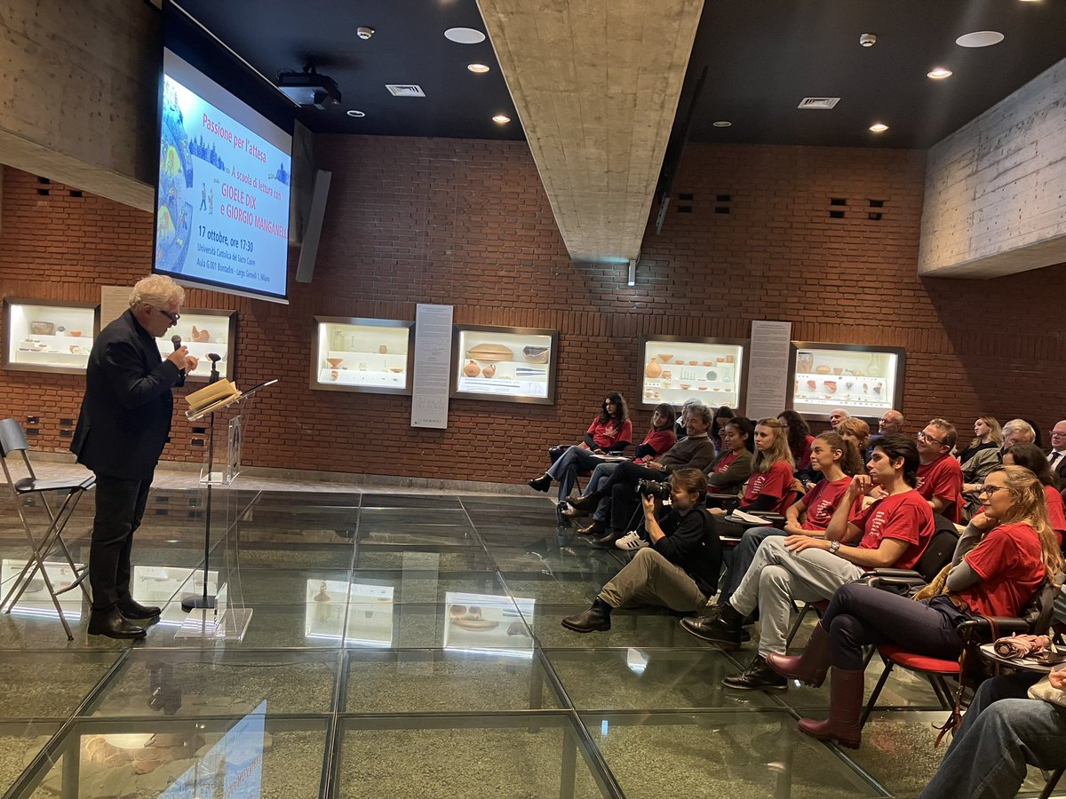 vitaepensiero's tweet photo. L’incipit è fondamentale. “La persona che abita lì al terzo piano non esiste” è un incipit straordinario 
@gioeledix legge Manganelli 
#scuoladilettura https://t.co/EH9mbUxAPg