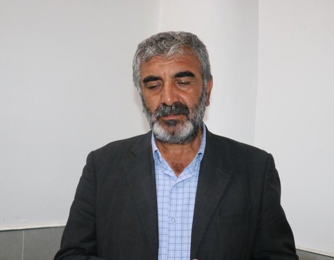 jinaparezer's tweet photo. Rojin’in Babası: 

“Taziyemiz devam ediyor. Herhangi bir telefon ya da bilgi gelmedi otopsi için. İnsan biraz saygılı olur, acıyı paylaşır. Vicdansız insanlar 'intihar etti' diye paylaşıyor. Böyle söyledikleri zaman acım ikiye katlanıyor. + https://t.co/kKMoRBghhS
