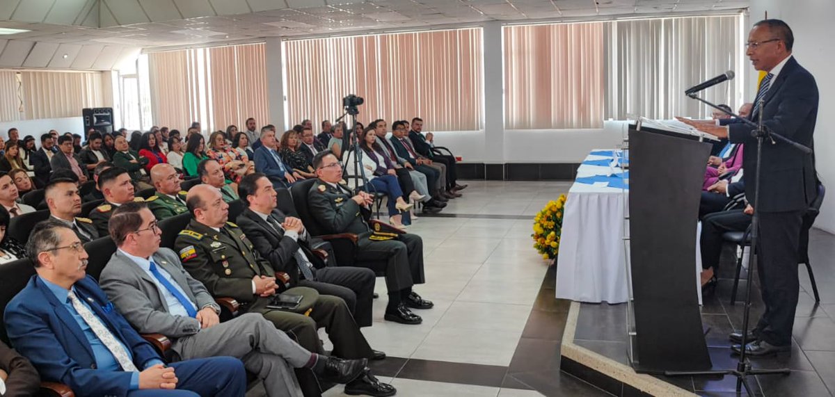 🔵 #CJEnTerritorio

Durante la conmemoración del #DíaDelServidorJudicial 🧑‍⚖️👩‍⚖️, el Vocal del <a href="/CJudicaturaEc/">Consejo de la Judicatura</a>, <a href="/MerckBenavides/">Dr. Merck Benavides Benalcázar</a>, recibió un reconocimiento 🎖️ por su destacada labor profesional y su aporte a la Función Judicial del país.

🗣️ En el evento, el vocal señaló "En octubre