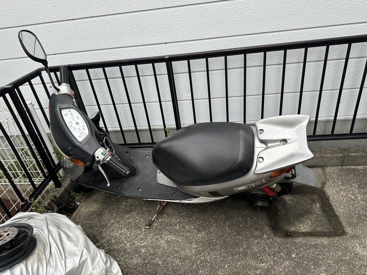 DAD19991225's tweet photo. 3.5万
YAMAHA ジョグsa16jになります実働です
排気漏れしてるのとクランクケースがないです　エンジン掛かります
初速、伸びが2stって感じの早さです
陸送手配なら相手方でお願い致します
現車確認場所　埼玉県草加市
#バイクうります 
#バイク売ります
#バイク買います
#YAMAHA https://t.co/qknWmVrQ7x