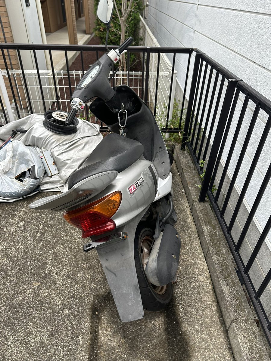 DAD19991225's tweet photo. 3.5万
YAMAHA ジョグsa16jになります実働です
排気漏れしてるのとクランクケースがないです　エンジン掛かります
初速、伸びが2stって感じの早さです
陸送手配なら相手方でお願い致します
現車確認場所　埼玉県草加市
#バイクうります 
#バイク売ります
#バイク買います
#YAMAHA https://t.co/qknWmVrQ7x