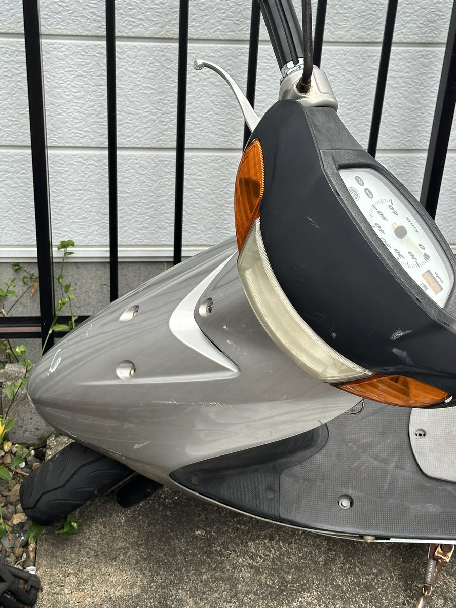 DAD19991225's tweet photo. 3.5万
YAMAHA ジョグsa16jになります実働です
排気漏れしてるのとクランクケースがないです　エンジン掛かります
初速、伸びが2stって感じの早さです
陸送手配なら相手方でお願い致します
現車確認場所　埼玉県草加市
#バイクうります 
#バイク売ります
#バイク買います
#YAMAHA https://t.co/qknWmVrQ7x