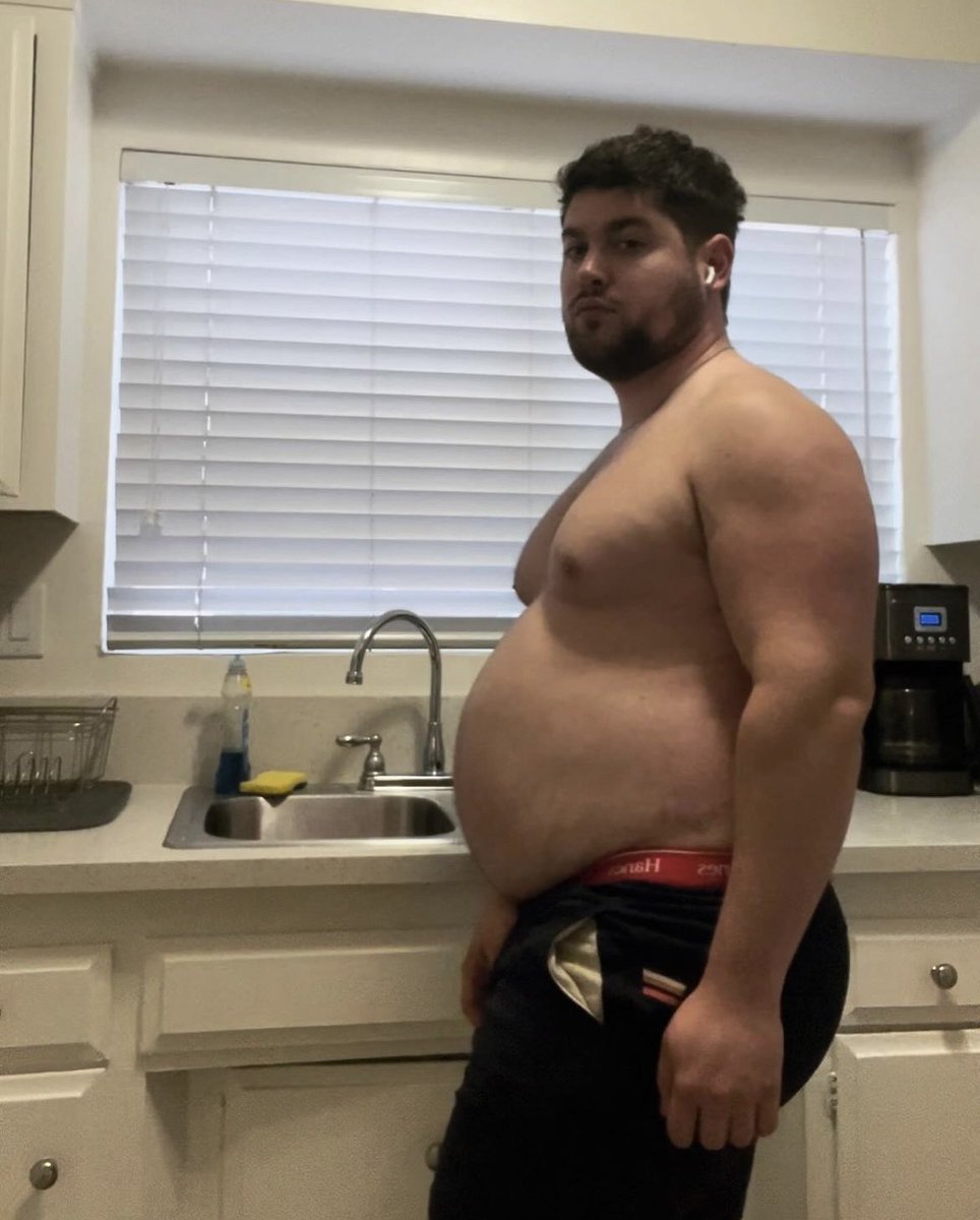 spaceodyssey824's tweet photo. I’m 31 now and I swear I’m happy about it even though I’m not smiling in this post. My belly is giving early 30s dad and it’s only going to get bigger 🐖🐻 https://t.co/83QOStmnE2