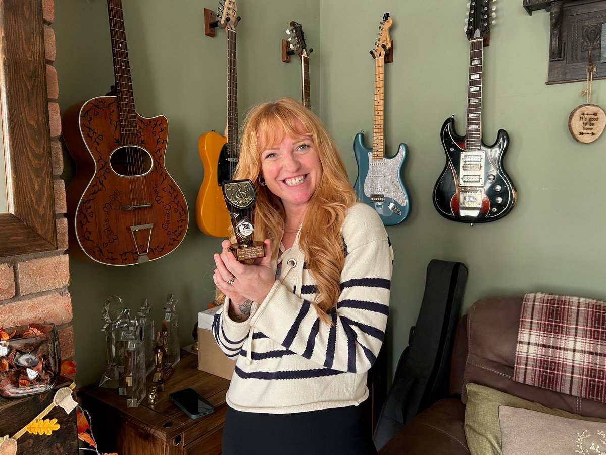 CONGRATULATIONS @keziagillmusic

We have today presented Kezia with her UK Country Music Awards for UK Female Country Singer of the Year

(Thank you to The Doghouse Micropub and Vinyl Bar for sponsoring this Award)
