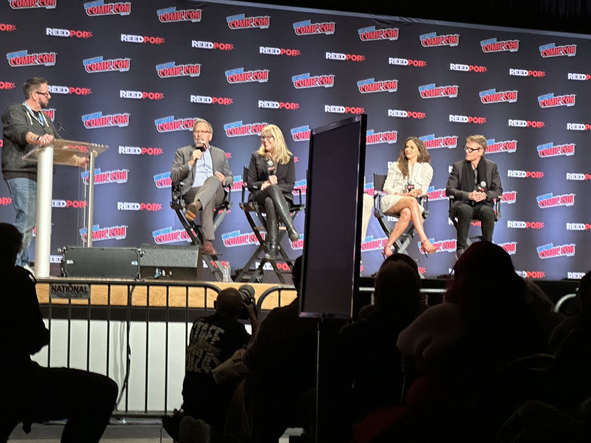 tmcNYC's tweet photo. #day1 @NY_Comic_Con - New this year is not taking away floor standing signs at big panels that drastically effects sight lines. https://t.co/x5bBvg1Zc2