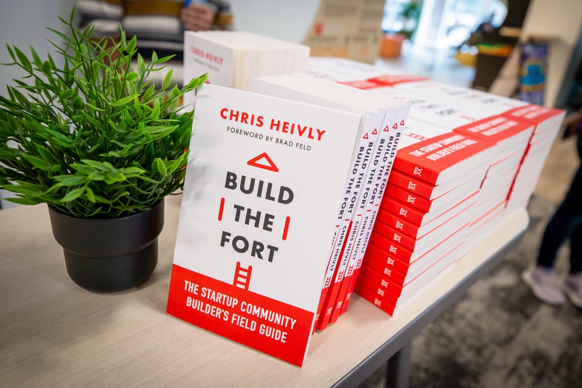 EdmontonUnltd's tweet image. It’s Day 3 of #StartupWeek, and we know some may be moving a little slower after an epic #LaunchParty15 last night (more on that soon 😉), but we wanted to take a moment to send a warm 🇨🇦 thank you to our friend Chris Heivly for kicking off the week with an inspiring keynote. 💥