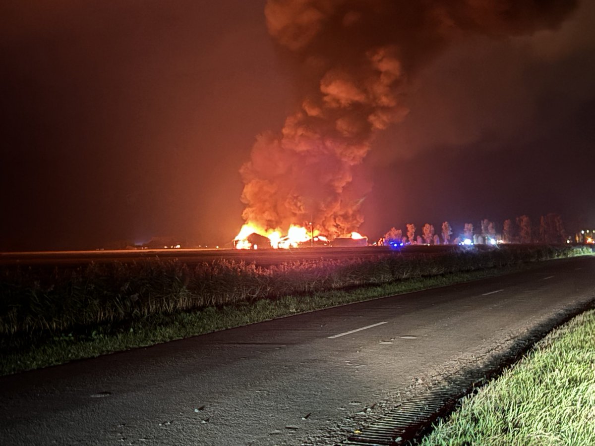 Zeer grote brand in loodsen aan Hantumerwei in Ternaard