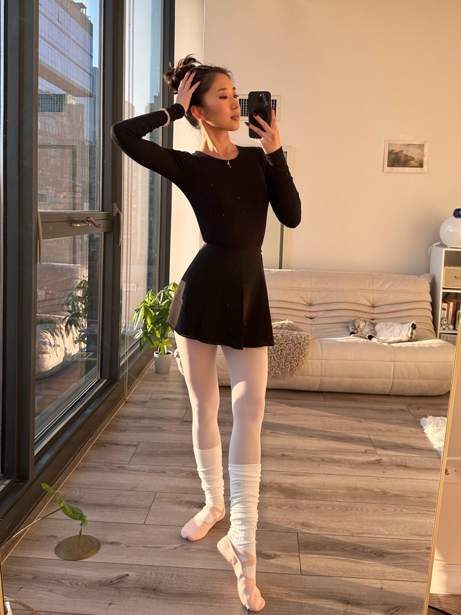 Alisonbaileyyy's tweet photo. I’ll try it… But if I hurt my pretty toes, I’m quitting🩰 https://t.co/JGKqr6lBuo