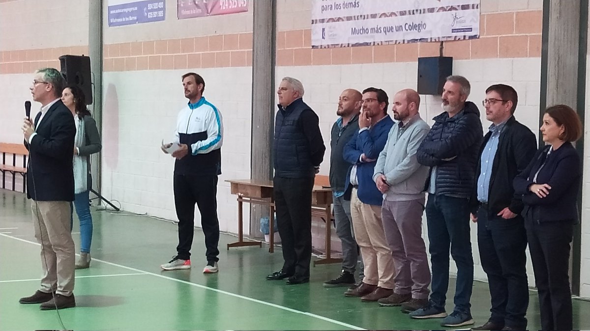 juanfranradio's tweet photo. Son siete equipos de balonmano, cinco equipos de fútbol, seis equipos de baloncesto, siete equipos de voleibol y tres equipos de pádel. 

El acto ha contado con las palabras de Jaime Torralba, director titular, y Baltasar Manzano, coordinador Paraescolar. https://t.co/GAYndd3tYh