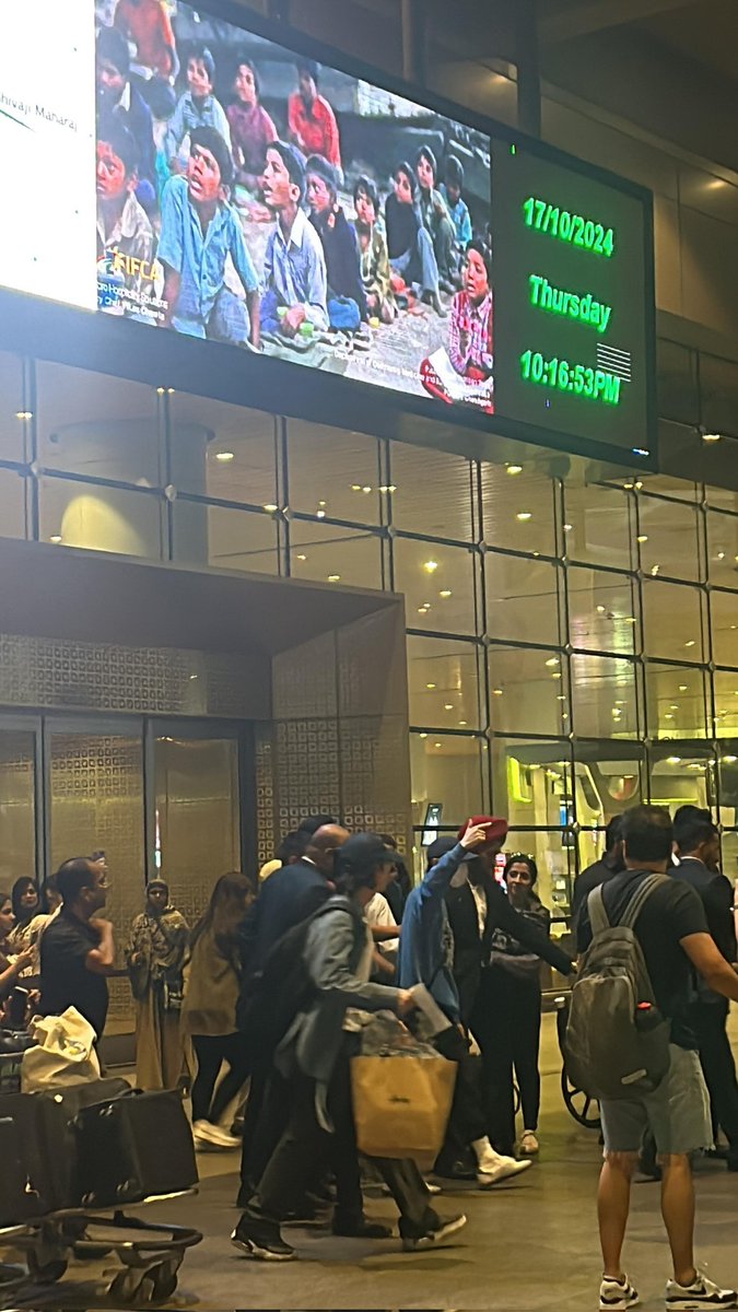 Shubhamsingh038's tweet photo. EXO's Suho first-ever India concert; get spotted at airport ahead of Mumbai and Bengaluru shows for K-Wave Fest
#SUHOinINDIA #Mumbai #KWaveFest https://t.co/oOgbE6AqYP