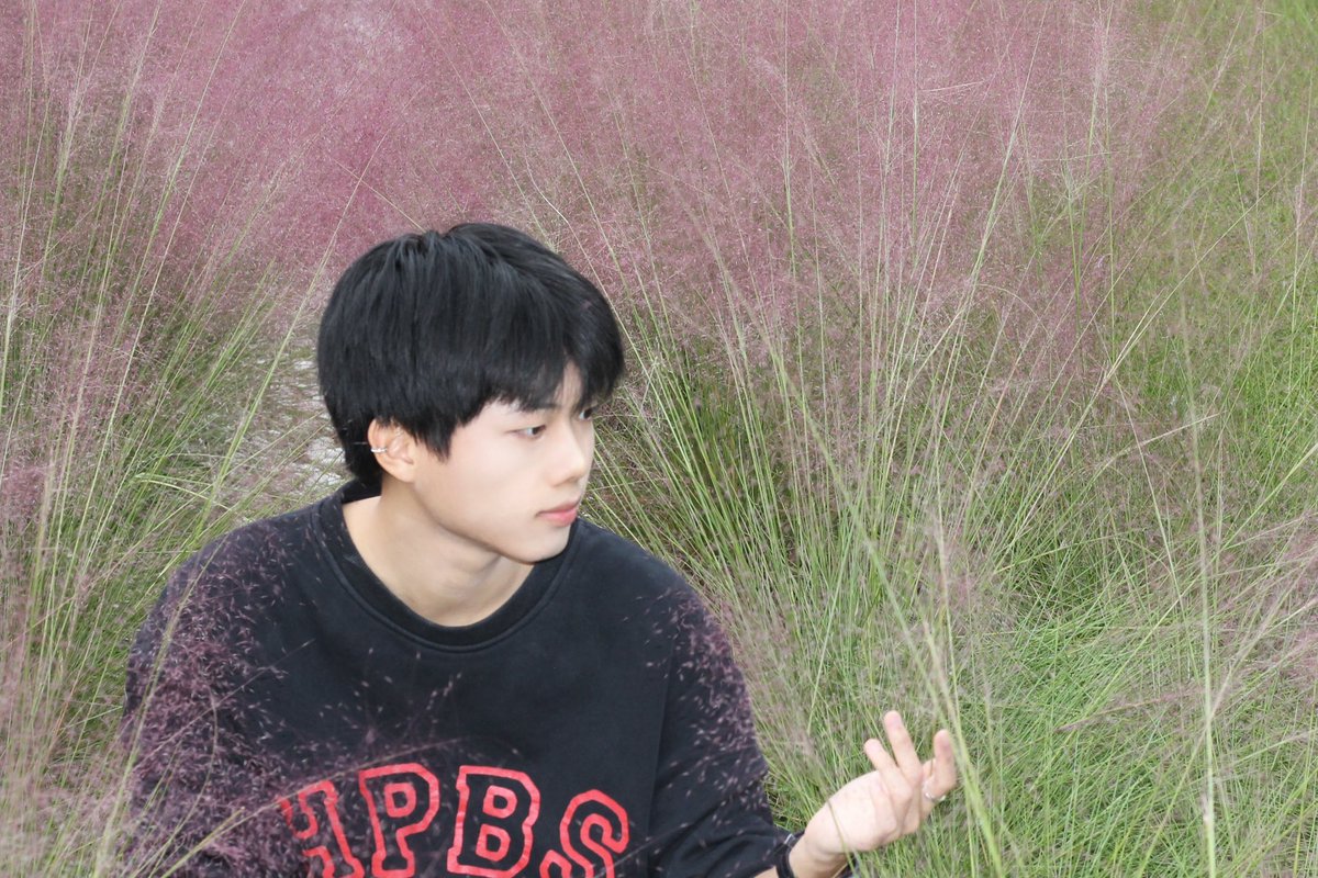 fanqi01's tweet photo. 朋友说这两张好看 真的吗 https://t.co/J1HDQ6vNuP