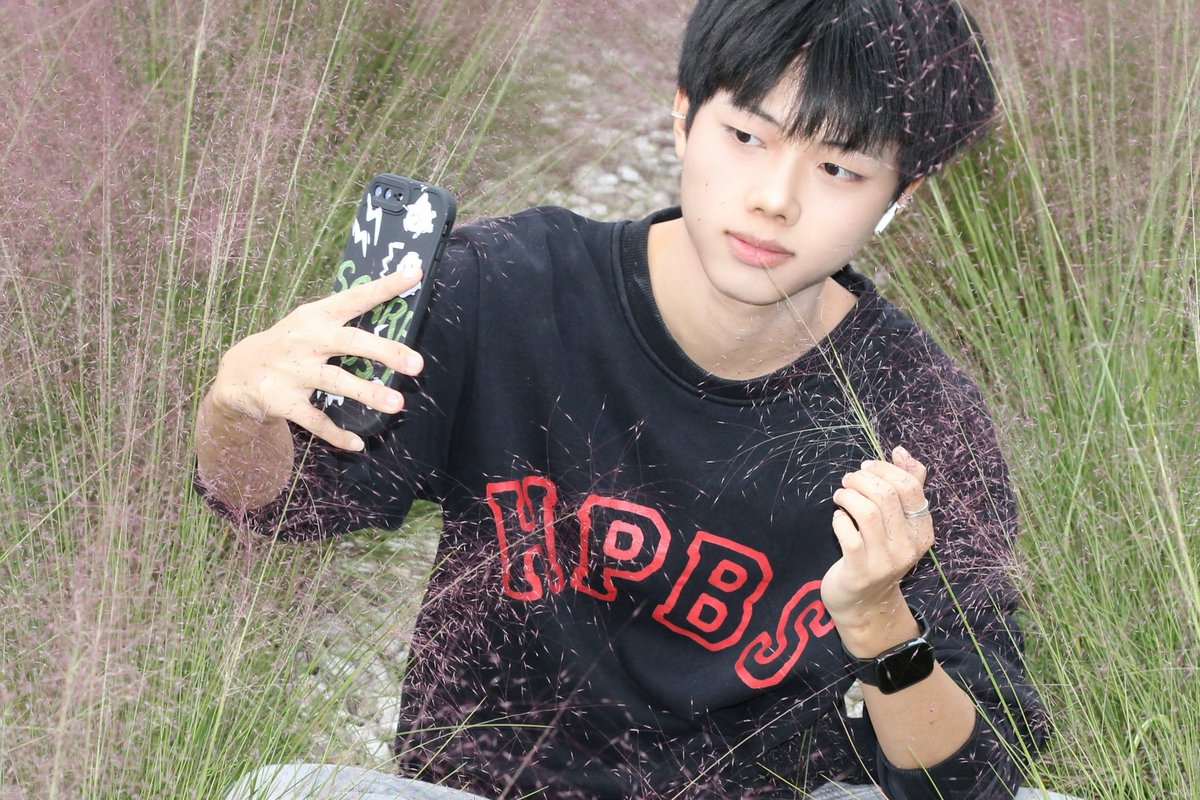 fanqi01's tweet photo. 朋友说这两张好看 真的吗 https://t.co/J1HDQ6vNuP