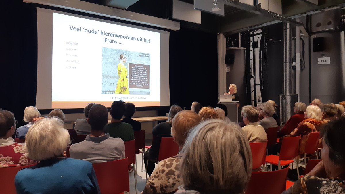 Vierde en laatste college alweer uit onze reeks samen met de @biebgouda over kleding en mode van vroeger en nu. Met vanavond taalkundige <a href="/VivienWaszink/">Vivien Waszink</a> over klerenwoorden en modetaal! Kent u bijvoorbeeld de oorsprong van het woord jarretel?