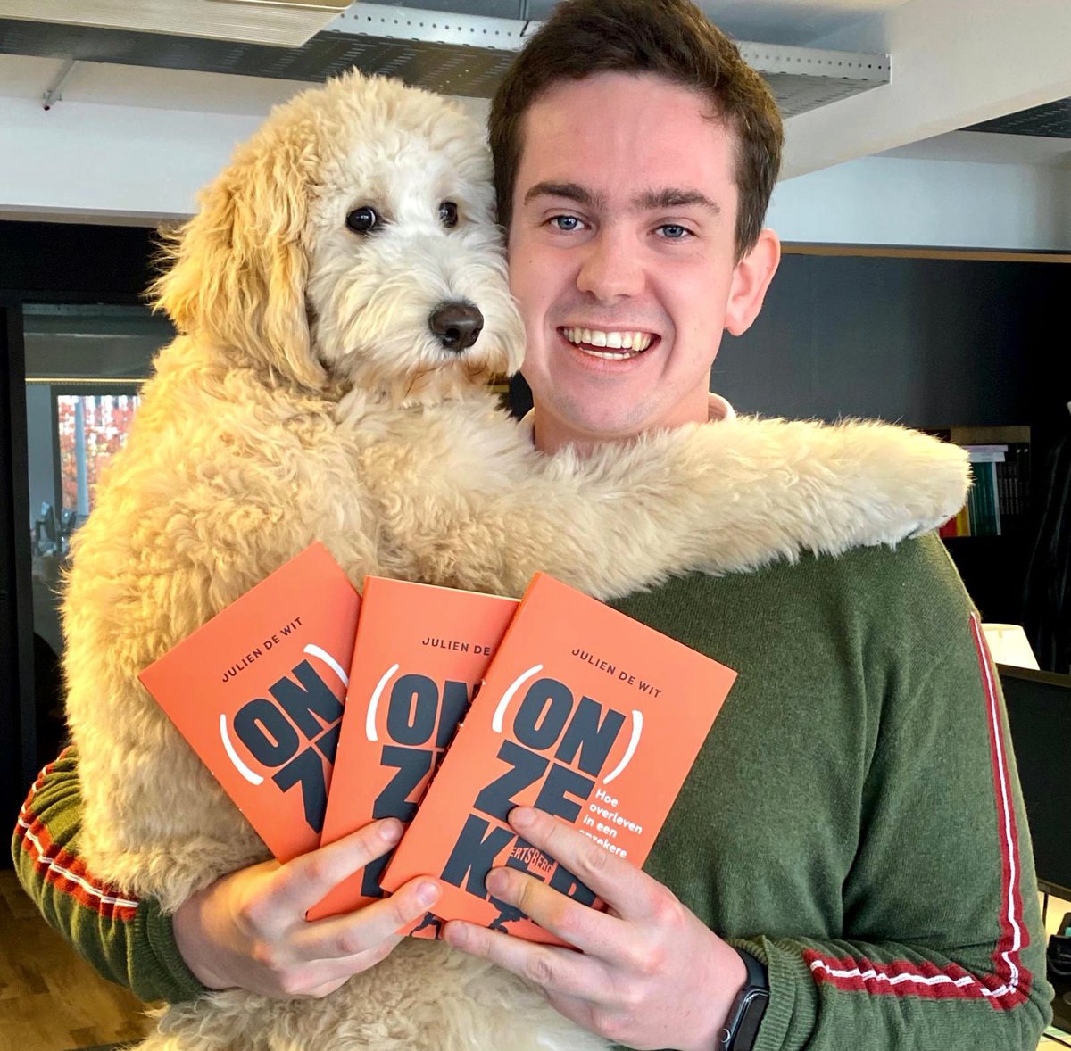 DeWitJulien's tweet photo. Afgelopen jaar weer even her en der verdwenen, keihard gewerkt, veel opgeofferd en nu: de oogst. 

Ik mocht mijn nieuwe boek ophalen bij @SU_Uitgeverij. De baby mag eindelijk uit de couveuse.  Binnenkort in de boekhandels.

Ja, ik ben gelukkig en vooral ook zo #dankbaar. https://t.co/evtPUfHTcZ