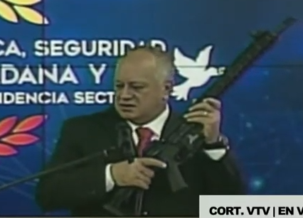 #ULTIMAHORA 🚨 

Diosdado Cabello anuncia supuesta captura de grupo de mercenarios que iban a atacar objetivos estratégicos. 

Cabello sigue con sus novelas para continuar reprimiendo a la población.