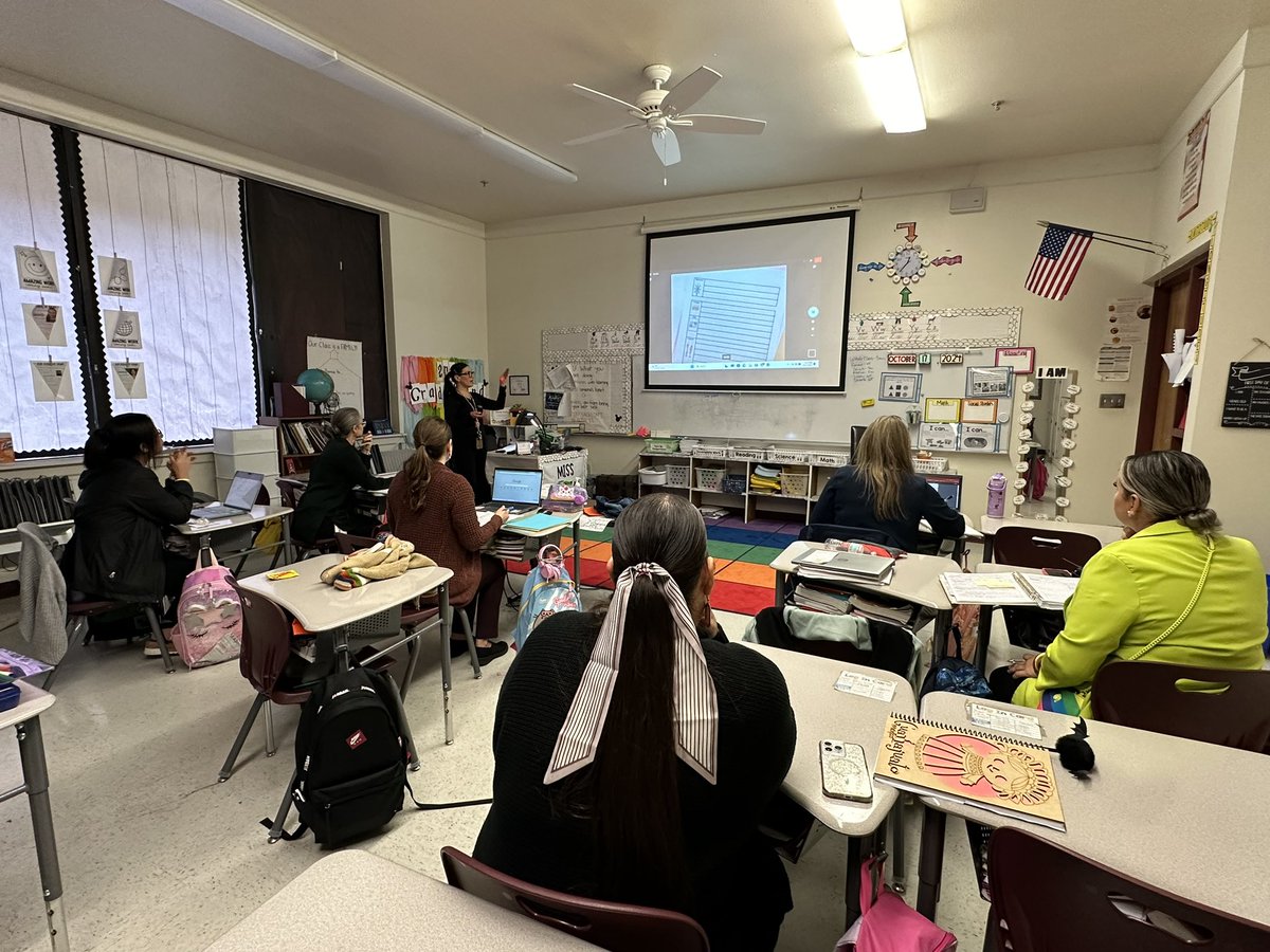 LFEtheplacetobe's tweet photo. What a great example of a Professional Learning Community! One of our 4th grade teachers is helping our 2nd grade teachers learn more about writeable. https://t.co/2D4GKLl6qM