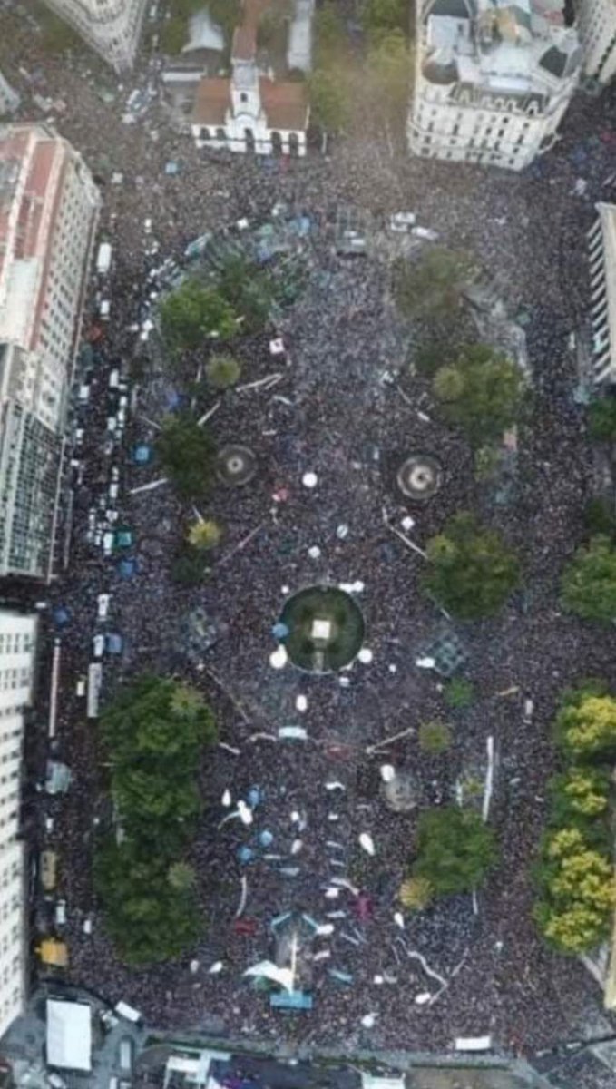 Hasta que la plaza de Mayo y todas las del país estén así por qué el pueblo está feliz por qué el peronismo gobierna cada distrito y la nación! Por la justicia social y una patria libre justa y soberana!