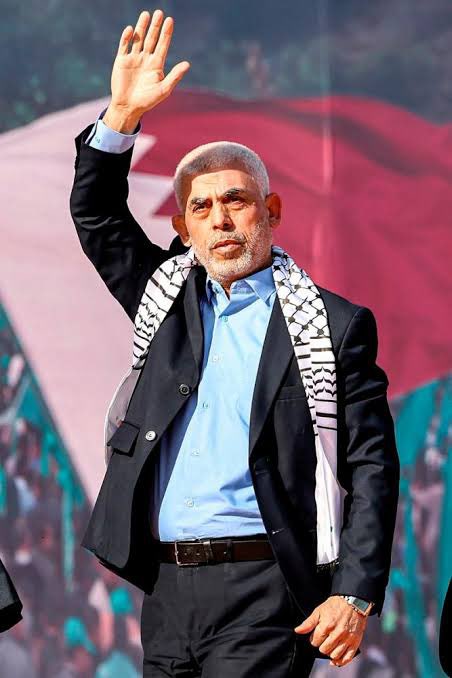 mustafadinal's tweet photo. Tarihin en aşağılık teröristlerine karşı onuruyla direnen ve savaşan şehid Yahya Sinvar’a selam olsun.

Filistin davası şehitleriyle daha da büyüyecek ve insanlık bu şerefli direnişçileri asla unutmayacak. https://t.co/UbOykVso36