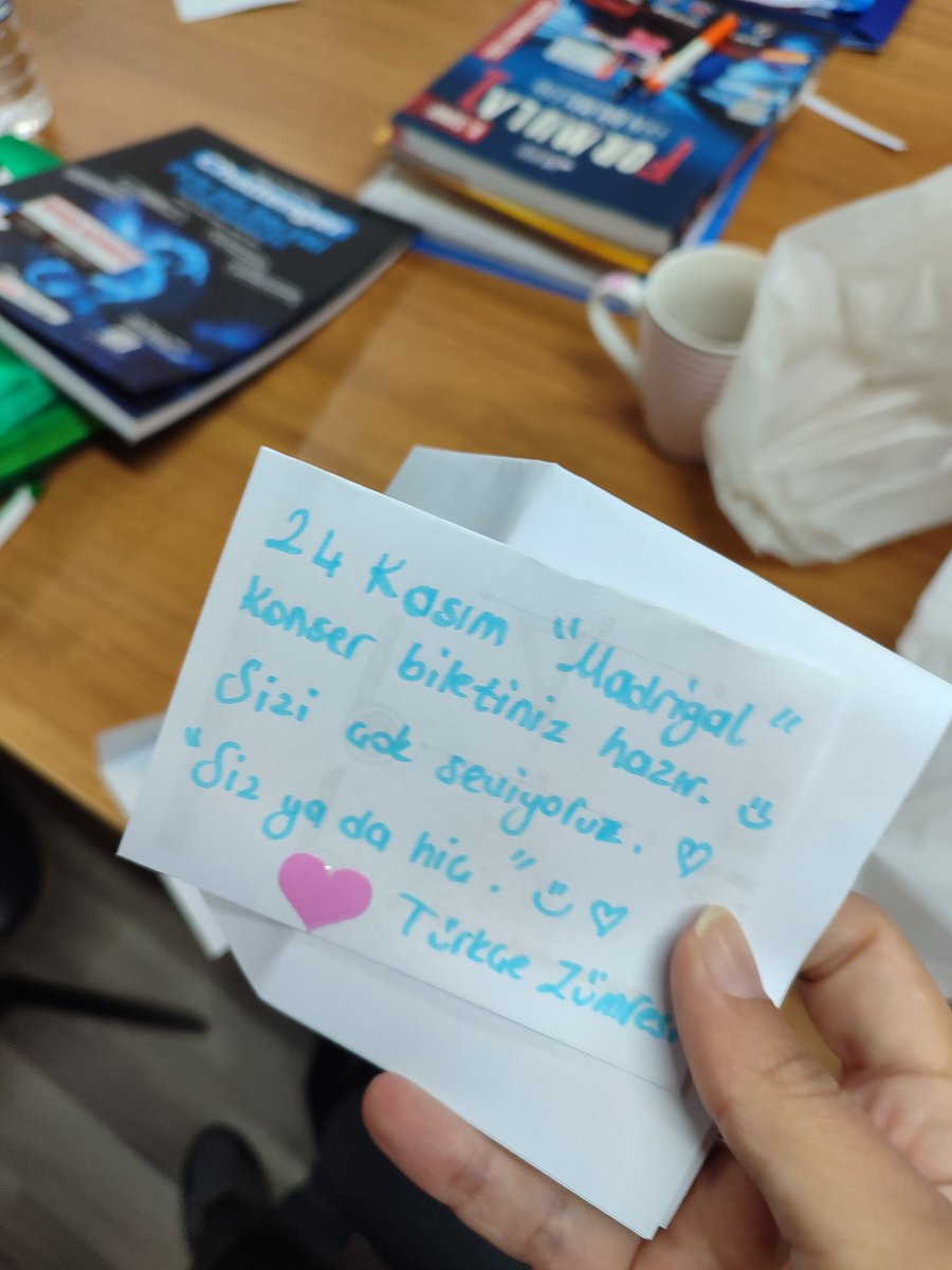 ulancansu's tweet photo. Herkes acil doğum günüm ve öğretmenler günü hediyeme baksın 😍  @MadrigalBand @sanliakgunn https://t.co/CRbKDvzTho