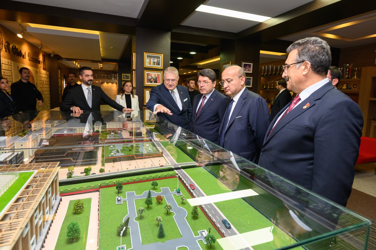 drmaydin's tweet photo. T.C. Adalet Bakanımız Sayın Yılmaz Tunç Bey’in katılımıyla gerçekleştirdiğimiz İAÜ Batı Platformu'nun Ekim ayı toplantısında, adalet sistemi, hukuk reformları ve ülkemizin geleceğine dair kıymetli bilgiler paylaşıldı. Hukukun üstünlüğü ve adil yargılamanın toplumsal huzura katkısını bir kez daha derinlemesine ele aldık.

Toplantı kapsamında, Batı Platformu'nun bugüne dek gerçekleştirdiği önemli projeler ve geleceğe yönelik stratejik hedefleri de masaya yatırıldı.

@yilmaztunc 
@adalet_bakanlik 
@bilkolejleri 
@csuedutr 
@IAUKampus 
@batiplatformu 
@iauhukuk