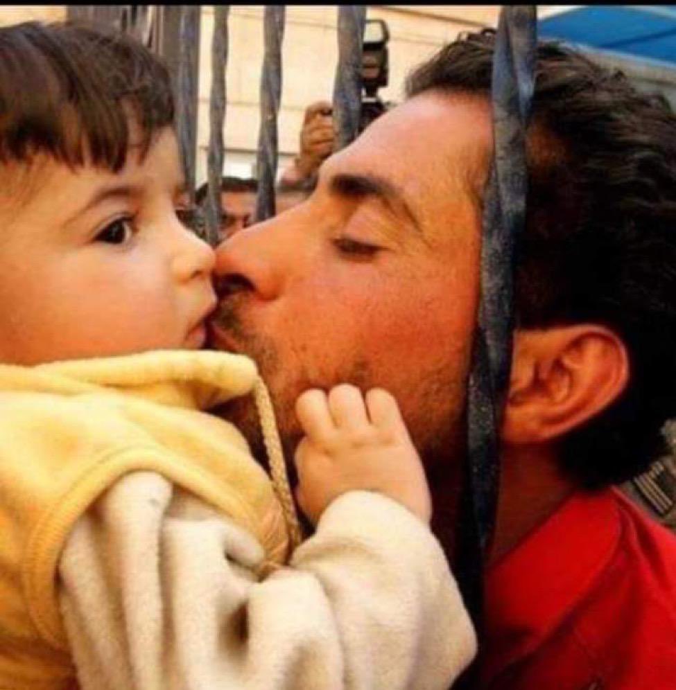 Yousef90AA's tweet photo. الصورة من سجن الحوت في الناصرية 
لمعتقل سني من محافظة تكريت 
بعدما وقّع رئيس الجمهورية عبداللطيف الكردي على قتله وقبل أن يسوقهُ قاتل جلاد شيعي الى المقصلة
يقبّل ابنهُ قبلة الوداع من خلف القضبان التي حالت بينهما ولم تسمح لهما بالعناق الأخير 💔

#اوقفوا_اعدام_سنة_العراق https://t.co/hTElQbcMkM