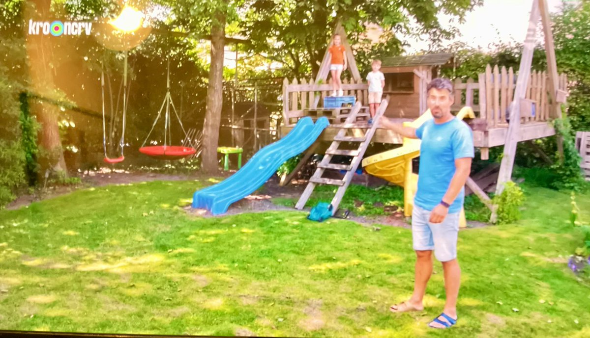 flodelo's tweet image. Waarom draagt Bas in #binnenstebuiten 2 verschillende sandalen/slippers?