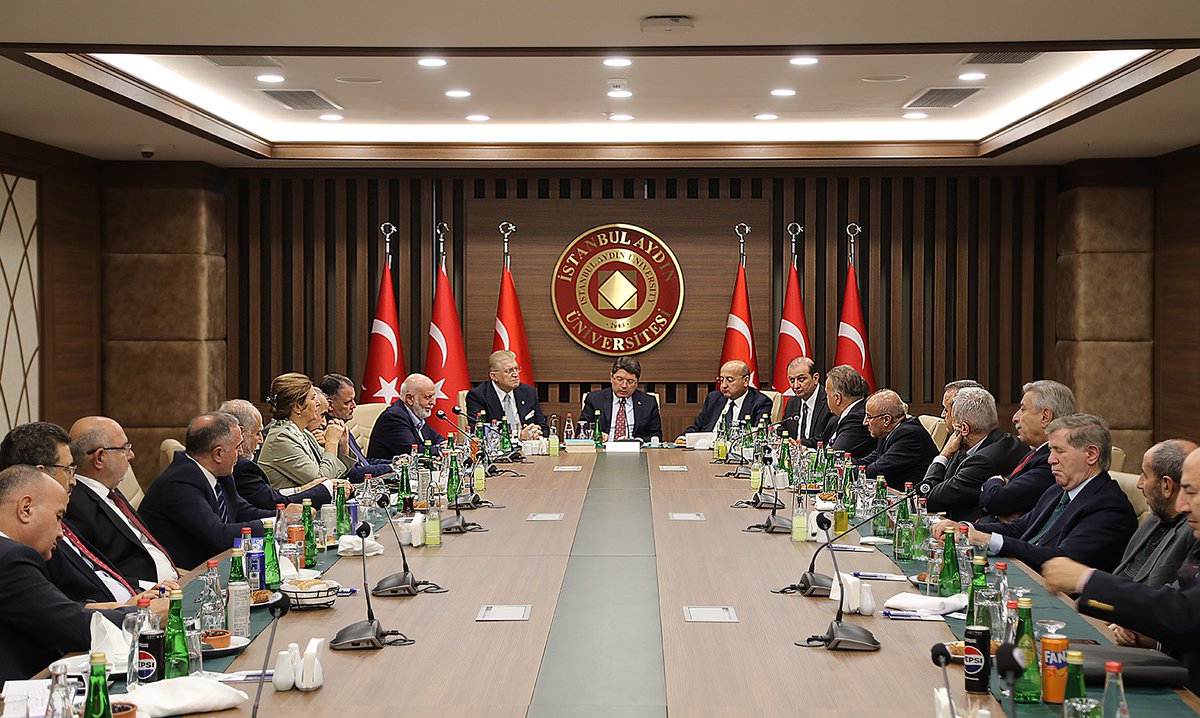 drmaydin's tweet photo. Özellikle Batı Platformu’nun, batı bölgelerindeki kalkınma projelerine ve eğitim, iş dünyası ile kamu sektörü arasındaki iş birliğinin artırılmasına olan katkılarını değerlendirdik. Toplumsal gelişime odaklanan bu çalışmalar, hem akademik hem de ekonomik açıdan bölgesel kalkınmada önemli bir rol oynamaktadır.

@yilmaztunc 
@adalet_bakanlik
@bilkolejleri 
@csuedutr 
@IAUKampus 
@batiplatformu 
@iauhukuk
