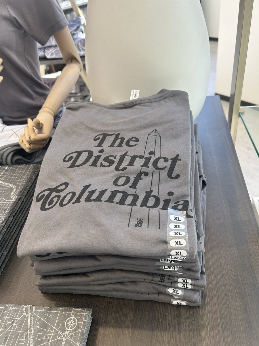 BailiwickCrewDC's tweet image. Always a pleasure delivering new products to the @GWtweets Bookstore! 📚

Look for new shirts, hats, &amp;amp; tote bags at the bookstore this weekend!

You can find plenty of locally made goods here, like drinkware, skincare, candles…and even @capitalcityco Mambo sauce too! 

#madeindc