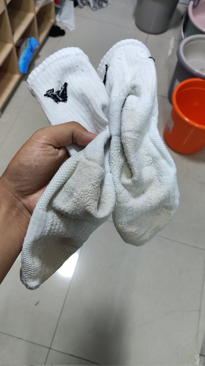 qjj040126's tweet photo. ��生寝室探索2⃣️
第二次造访啦，有种故地重游的快感与说不出的刺激，再看见袜子🧦的那一刻，感觉一切都是值得的😍
（嘿嘿，其实来了几次了，终于看见一双焦黄的了，这种极品，肯定是博主自己独享哈😌，直男穿的几种款式放末尾啦，喜欢的可以蹲蹲，以后还会拿😉~） https://t.co/BXRciSGpZy