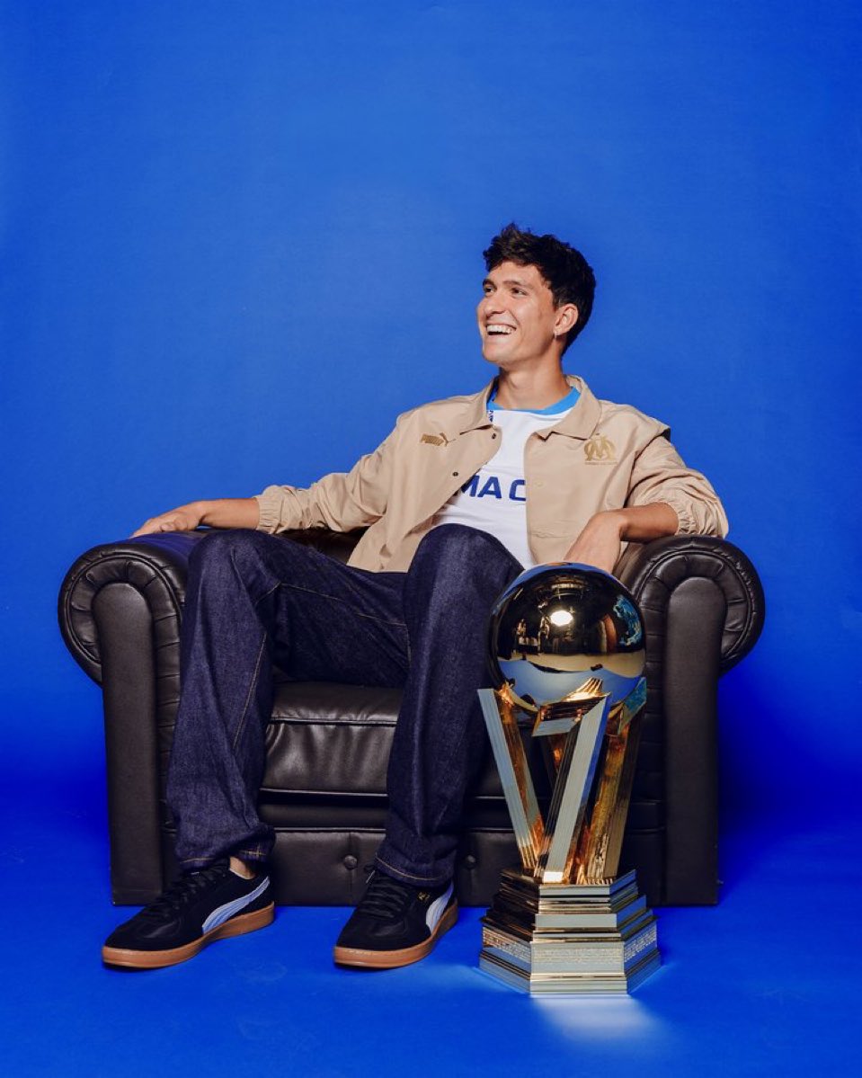 JoJoFADA13's tweet photo. On en pense quoi du nouveau trophée de ligue1.
#TeamsoM ⚪🔵 https://t.co/s6UQz0PyNu