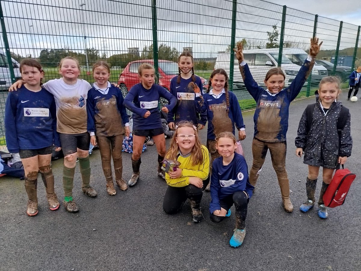 Tim pel-droed genod 5 a 6 Y Garnedd wedi chwarae'n dda iawn yng nghystadleuaeth Yr Urdd. Mynd trwyddo o'i grwp ond yn colli 1 - 0 yn erbyn Pwllheli yn y Chwarteri.