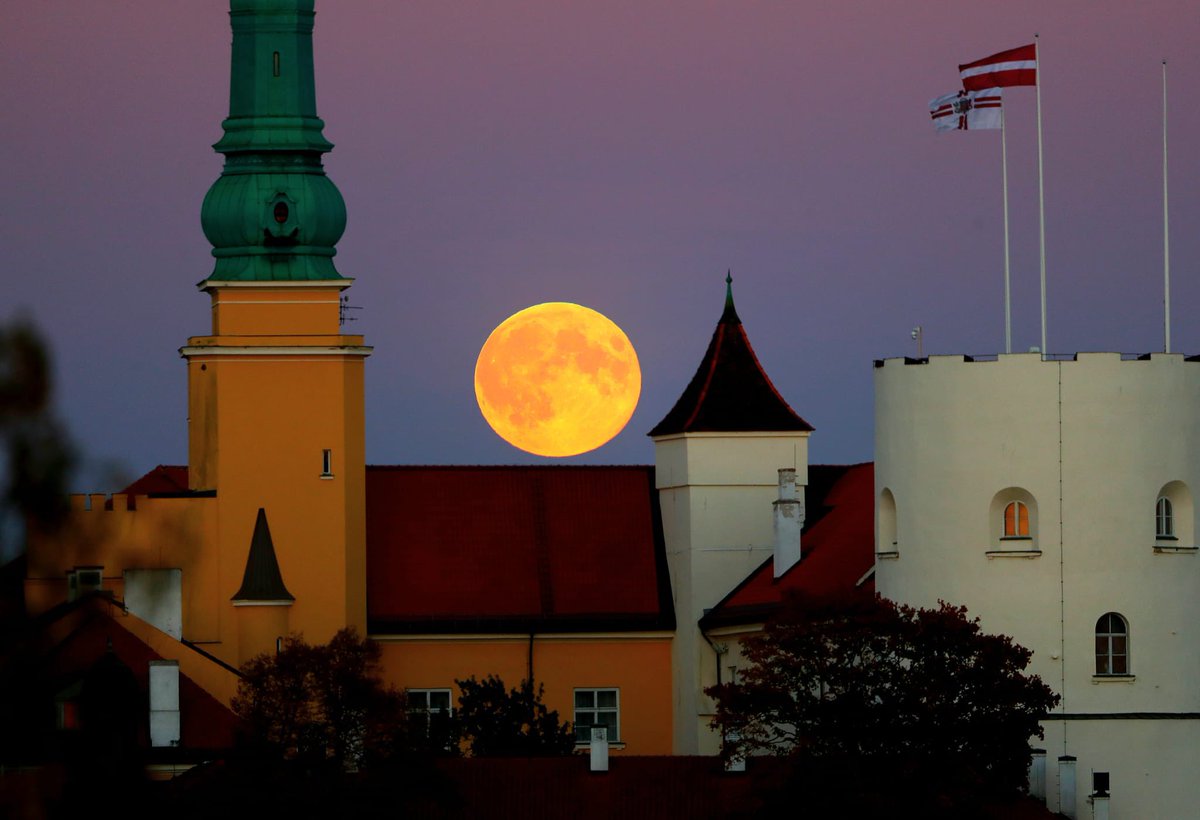 Rīgas pils pilnmēnesī 🌕
📷 Toms Kalniņš