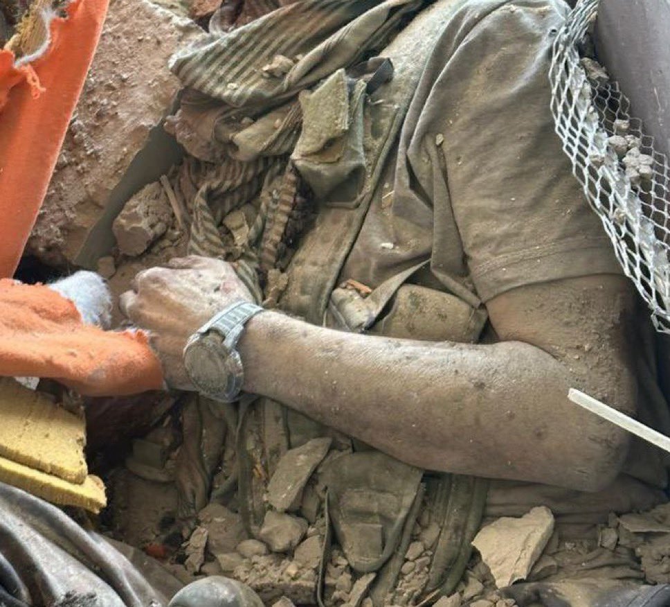 .
.
لا يفرح بموت المجاهدين وأهل الثغور إلا المنافقون والسفلة ومنكوسو الفطرة.

جعابات وبندقية وفي الصفوف الأمامية يقاتل أعداء الله في سبيل الله كان مثال للقائد المسلم النقي الشفاف  المجاهد ولم يكن في الأنفاق يا سفلة الله يرحمك ويغفر لك يأبا ابراهيم .

#يحيى_السنوار