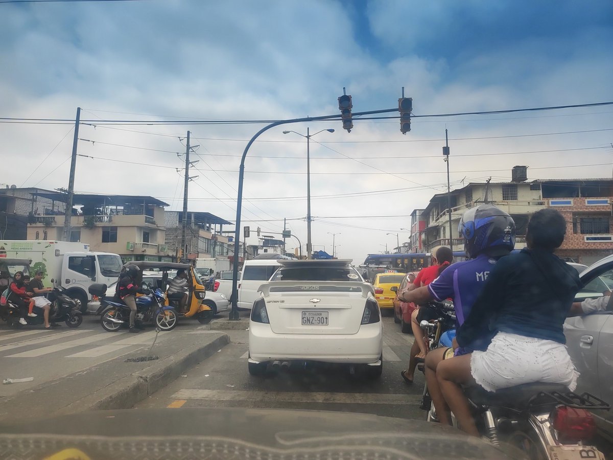 Maely1992's tweet photo. @ATM_Transito no debería faltar un agente de tránsito en la intersección de la av Domingo Comin a la altura de la parada de guasmo Central, es un completo caos cuando no hay energía en los semáforos https://t.co/clQmXZilW7