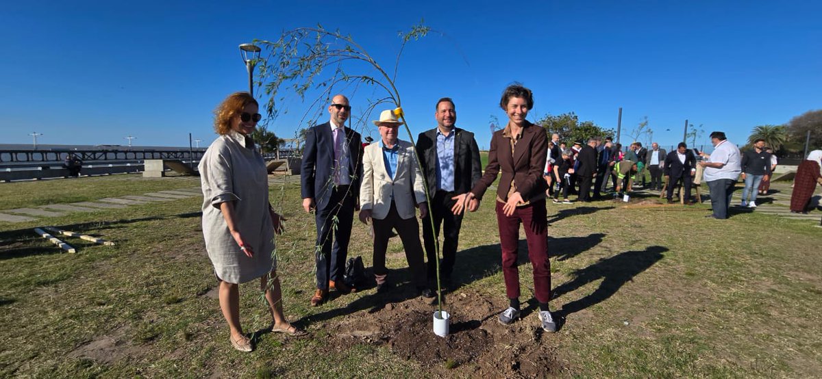 Celebrando el Dia de la Diversidad Cultural, participe enel evento de plantación de árboles organizado por <a href="/mgba/">Sandra Tilcock</a> intituciones
intituciones religiosas, culturales, en pro de la paz. En la foto el grupo Europa Embajador  Aran Negan Embajada UE, Alicja Tunk por Polonia .