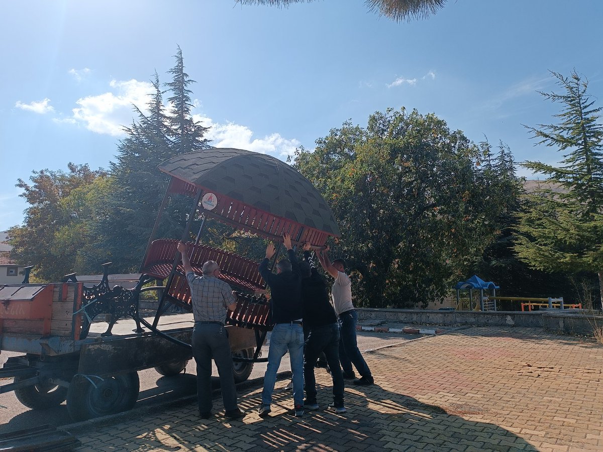 ozluceimamhatip's tweet photo. Okul bahçemize öğrencilerimiz için kamelya yerleştirdik. https://t.co/eyBYMDqH0I