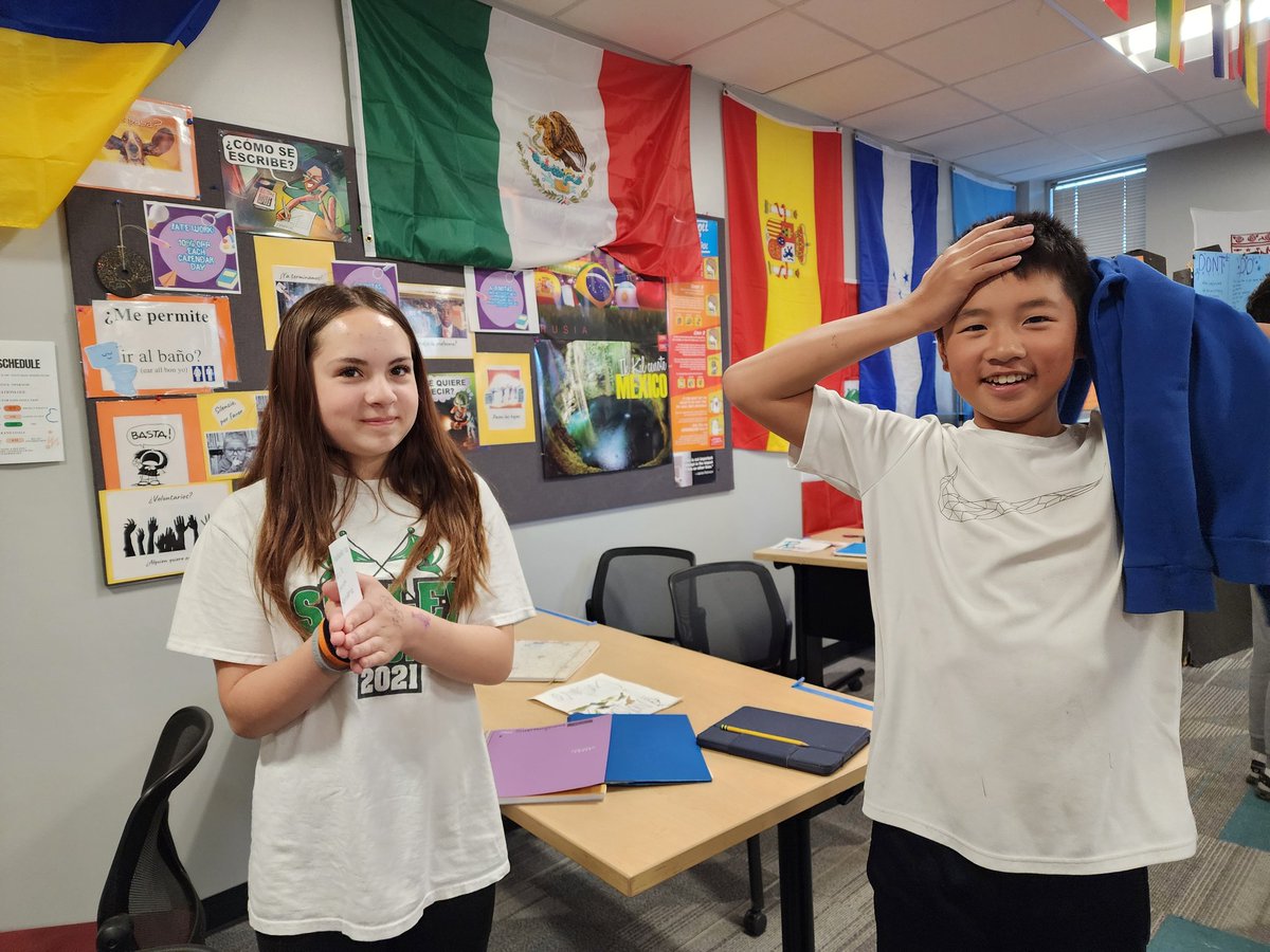 OdsSrawh's tweet photo. Qué dice la carta? What's the card say? 7th graders  working with nuestro vocabulario and winning tómense for nailing it! Quién va a ganar??  @AlumniOakhill @MaggieMNewhouse @MaggieMNewhouse https://t.co/inVRhDTxMb