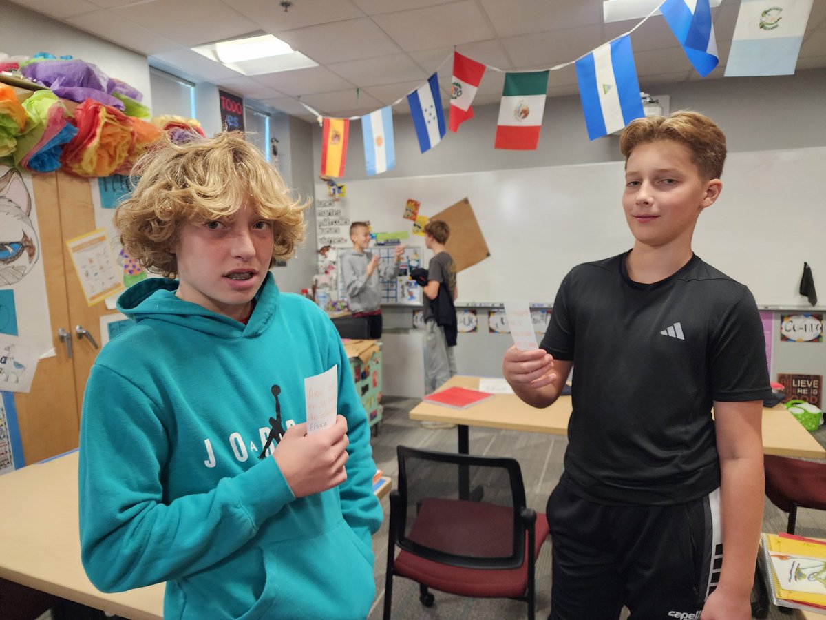 OdsSrawh's tweet photo. Qué dice la carta? What's the card say? 7th graders  working with nuestro vocabulario and winning tómense for nailing it! Quién va a ganar??  @AlumniOakhill @MaggieMNewhouse @MaggieMNewhouse https://t.co/inVRhDTxMb