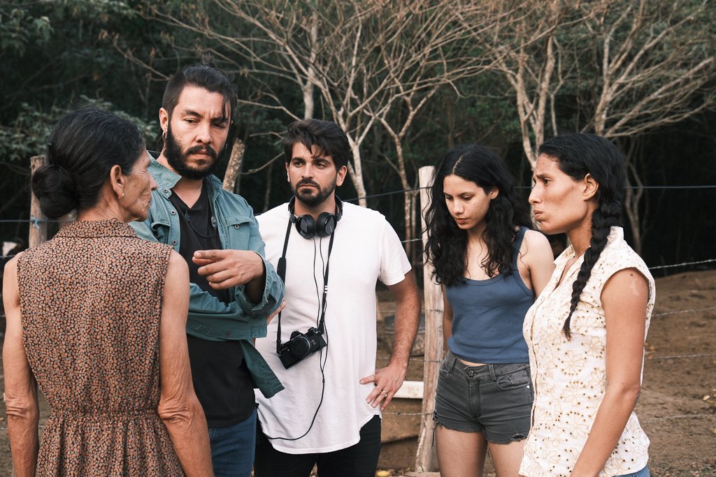 LaFaenaFilms's tweet photo. Hay una conexión vital entre el director y los intérpretes, que debe cuidarse y nutrirse constantemente.
¡Gracias a John Bedoya y a nuestras maravillosas actrices naturales por su trabajo en Pasta Negra!
#PastaNegra #Cortometraje #16mm #NaturalActor #ShortFilm https://t.co/r2eqmaD9SP