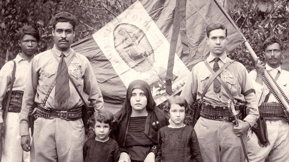 RevistaEHR's tweet photo. Pueblo en Vilo, lo llevó a ser considerado como el principal promotor de la microhistoria en México, pues termina por mostrar otra perspectiva aparte de la historia nacional sobre procesos históricos como puede ser: la revolución o la guerra cristera. https://t.co/zgbQbtxILT