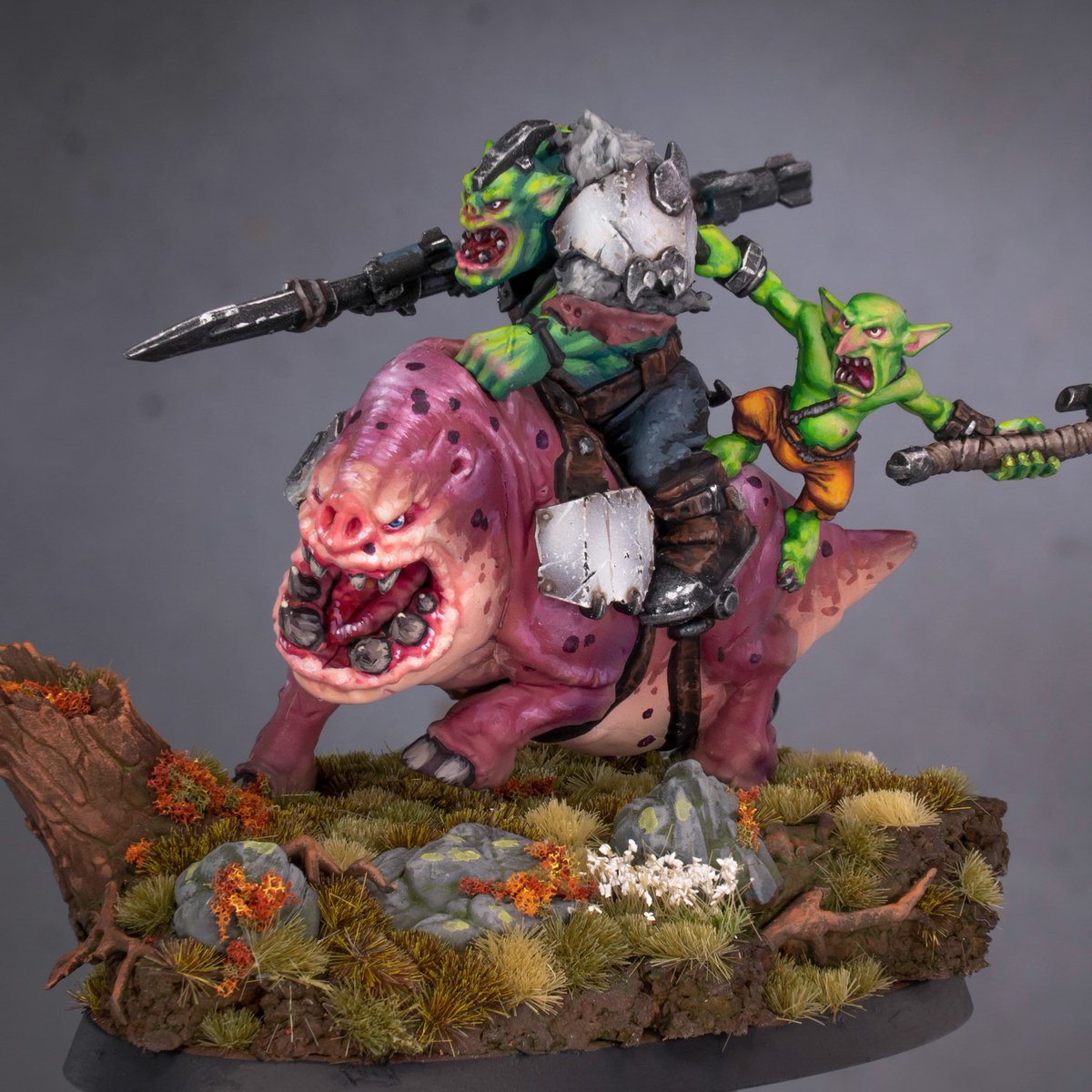 The legendary OinkSquig has been tamed! Bortus and Snikk in the wilderness. This is my contribution to orktober. 
Hope u like it guys!
Soon the painting guide!
#warhammer40k #warhammer #gamesworkshop #warhammercommunity